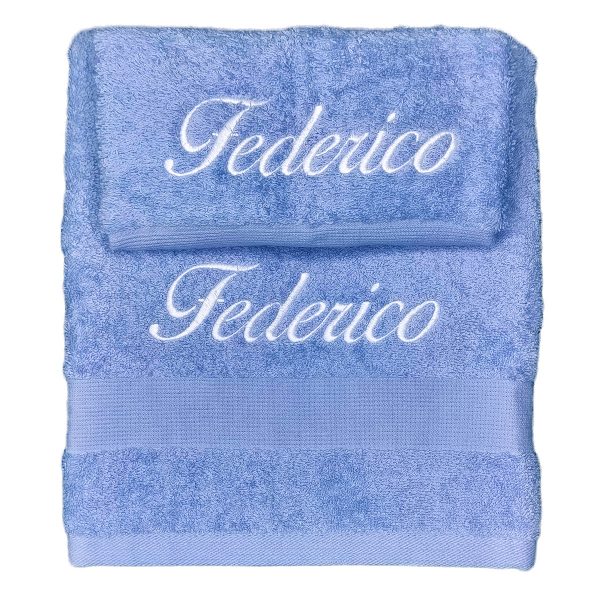 asciugamani personalizzati con il ricamo del nome azzurro