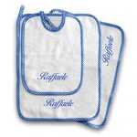 Set Di 2 Salviette Personalizzate Per Asilo In Spugna Di Cotone 100% Made In Italy. Con Nome Ricamato (fino A 95°) E Pratico Appendino. Morbide E Resistenti, Colore Panna, 47x40 Cm.