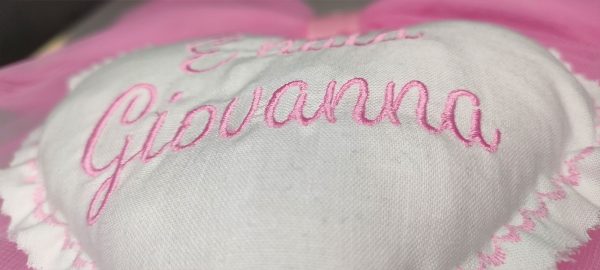 Fiocco nascita bimba personalizzato in tulle rosa con ricamo del nome