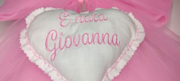Fiocco nascita bimba personalizzato in tulle rosa con ricamo del nome
